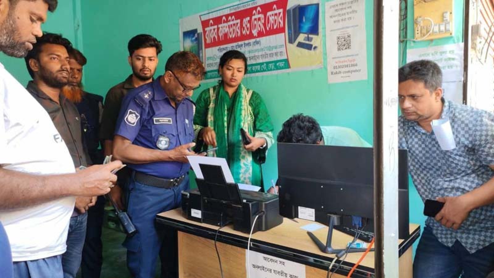 দোকানে বসে কম্পিউটারে জাল সনদপত্র তৈরি করতেন তারা, অতঃপর