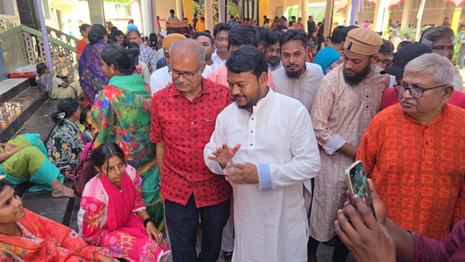শ্রী রামচন্দ্রের জন্মোৎসব উপলক্ষে পূজায় আগত ভক্তদের সঙ্গে সৌজন্য সাক্ষাৎ ও শুভেচ্ছা বিনিময়ে রাসিক প্রশাসক