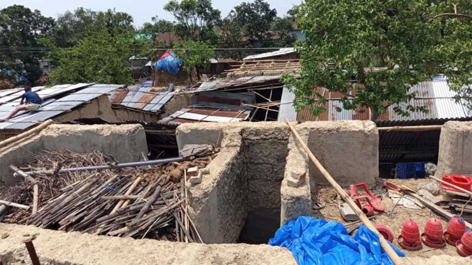 পত্নীতলায় কালবৈশাখী ঝড়ের তাণ্ডবে ক্ষতিগ্রস্ত অনেক পরিবার