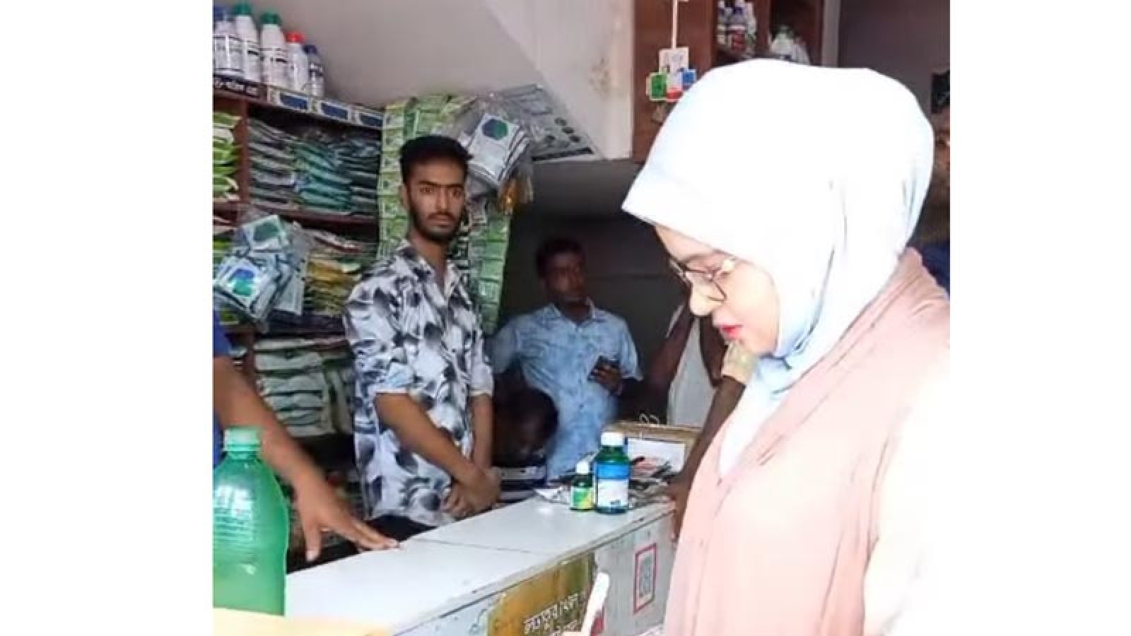 দুর্গাপুরে মেয়াদোত্তীর্ণ বালাইনাশক রাখা ও বেশি দামে সার বিক্রির অপরাধে ব্যবসায়ীর জরিমানা