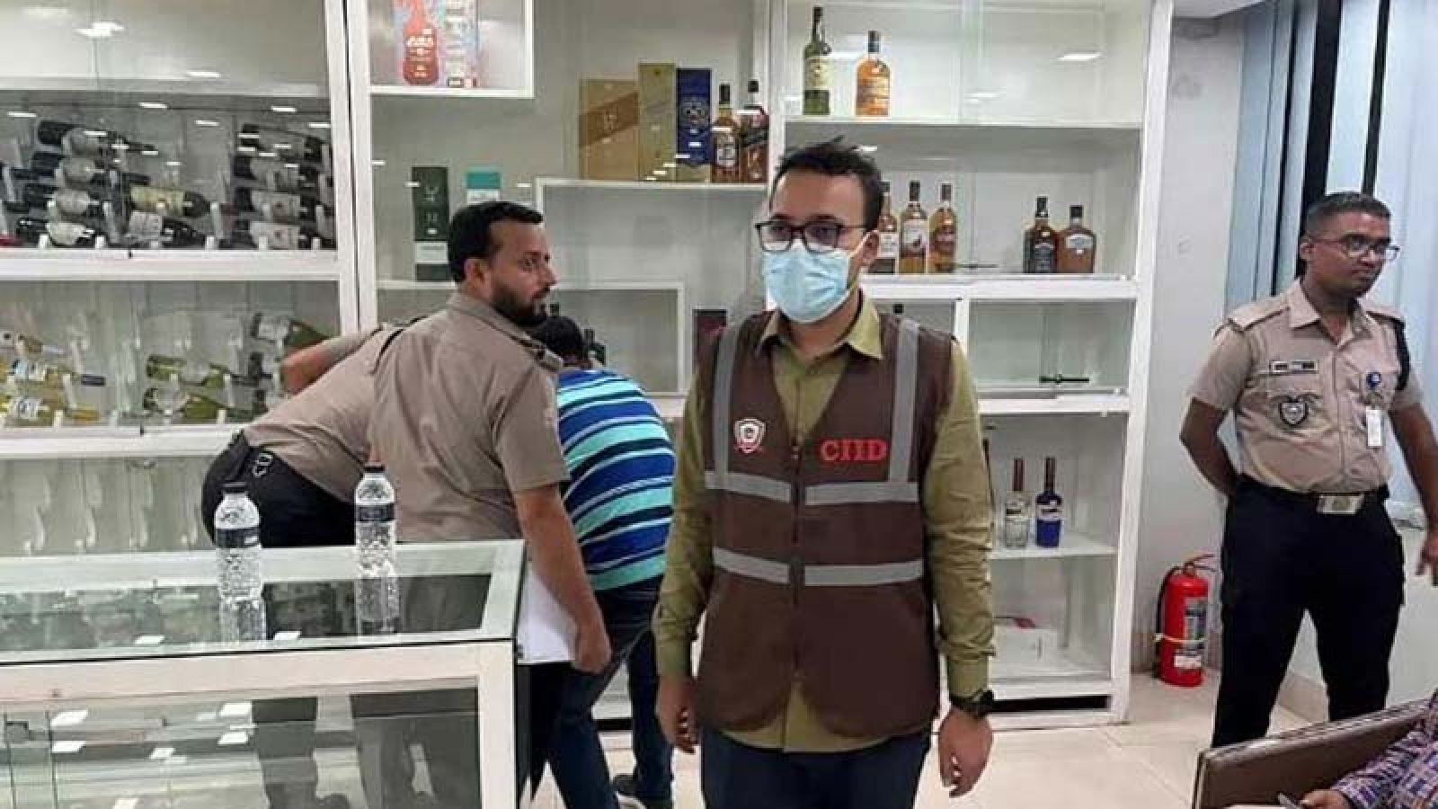 শুল্কমুক্ত মদ ‘অবৈধ গুদামে’, সালমান মুক্তাদিরের শ্বশুরের ৪ গুদাম সিলগালা