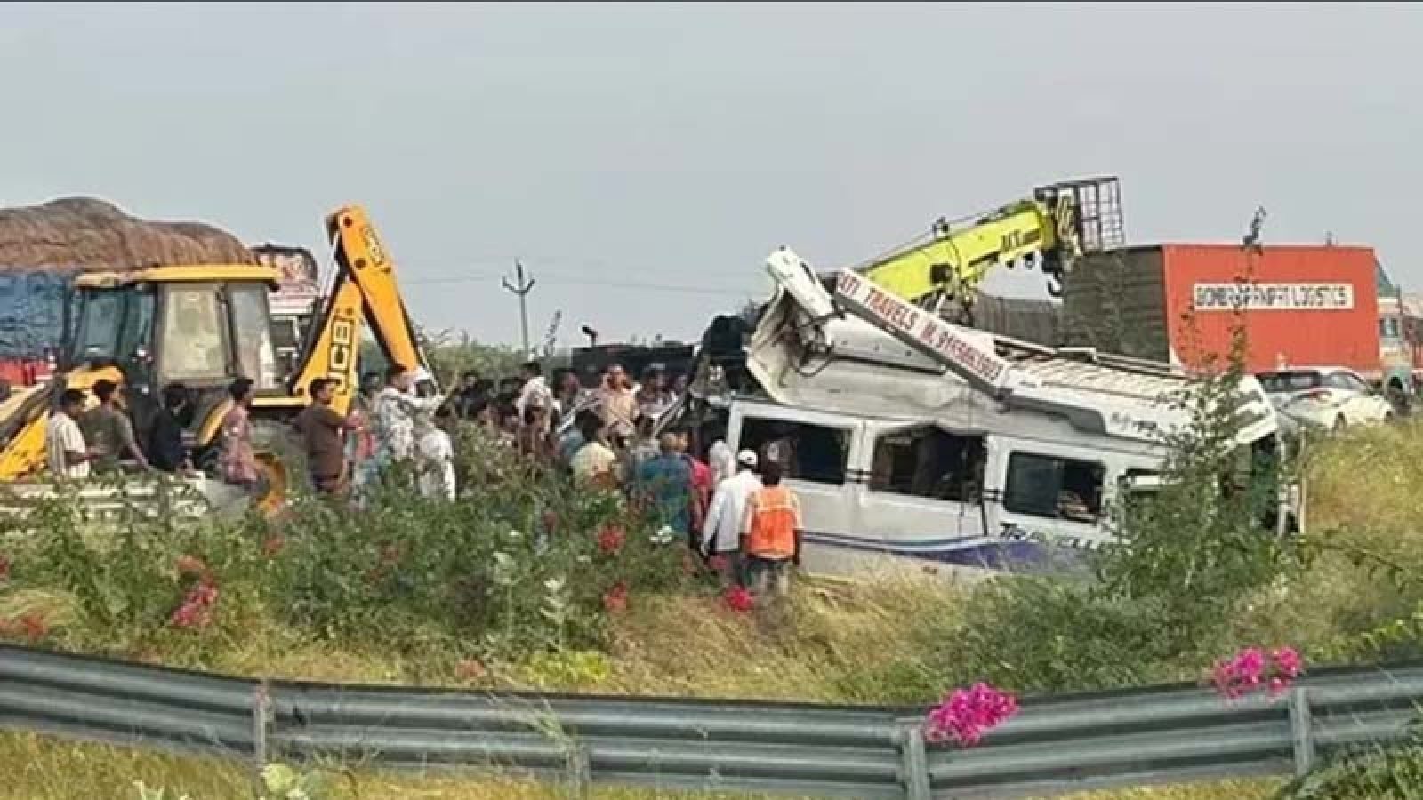 গাড়ি চালানোর সময় ঘুমিয়ে পড়লেন চালক, দুর্ঘটনায় নিহত ৮