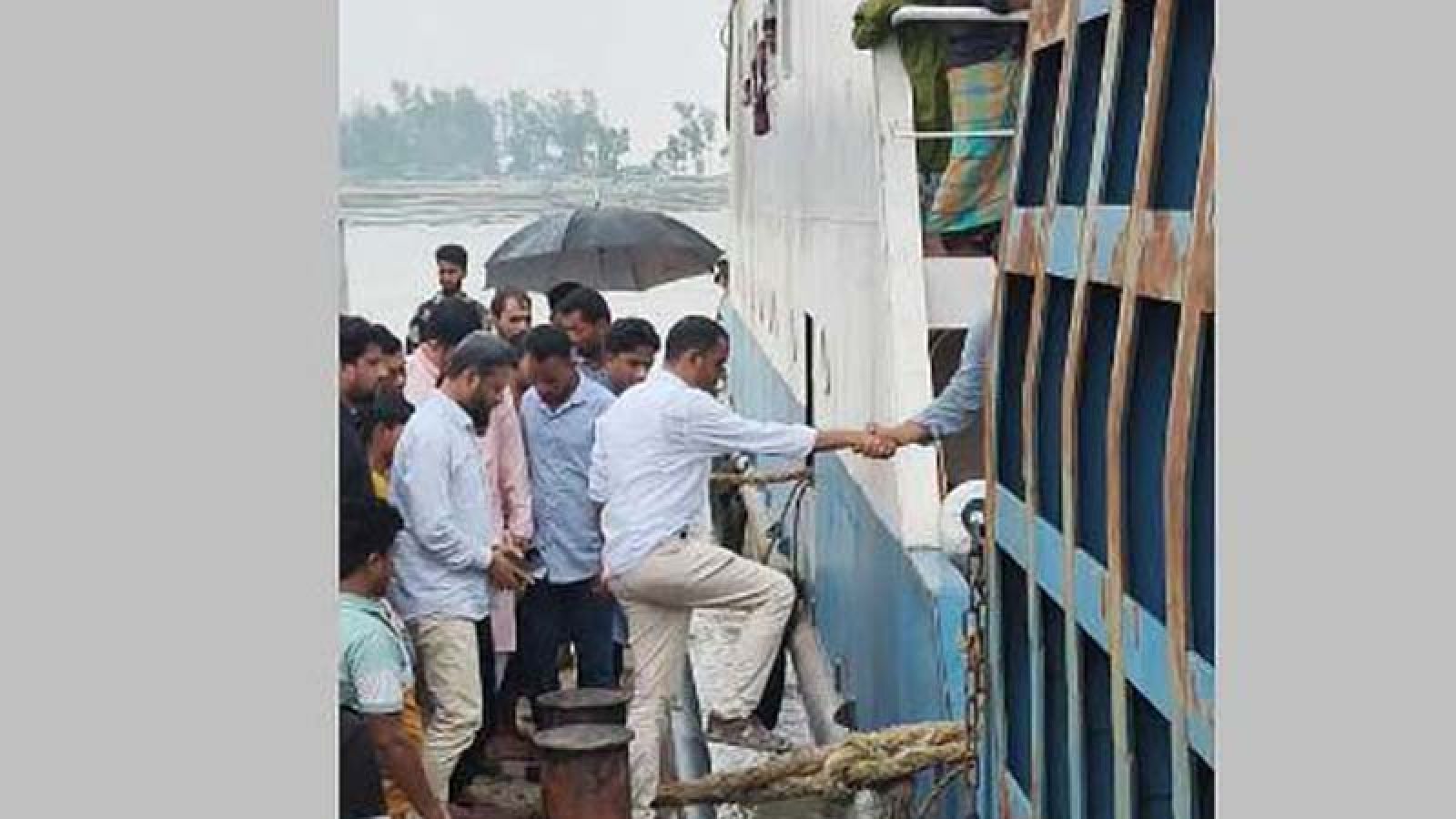 মাঝ নদী থেকে হান্নান মাসউদের জন্য লঞ্চ  ফিরলো ফেরিঘাটে