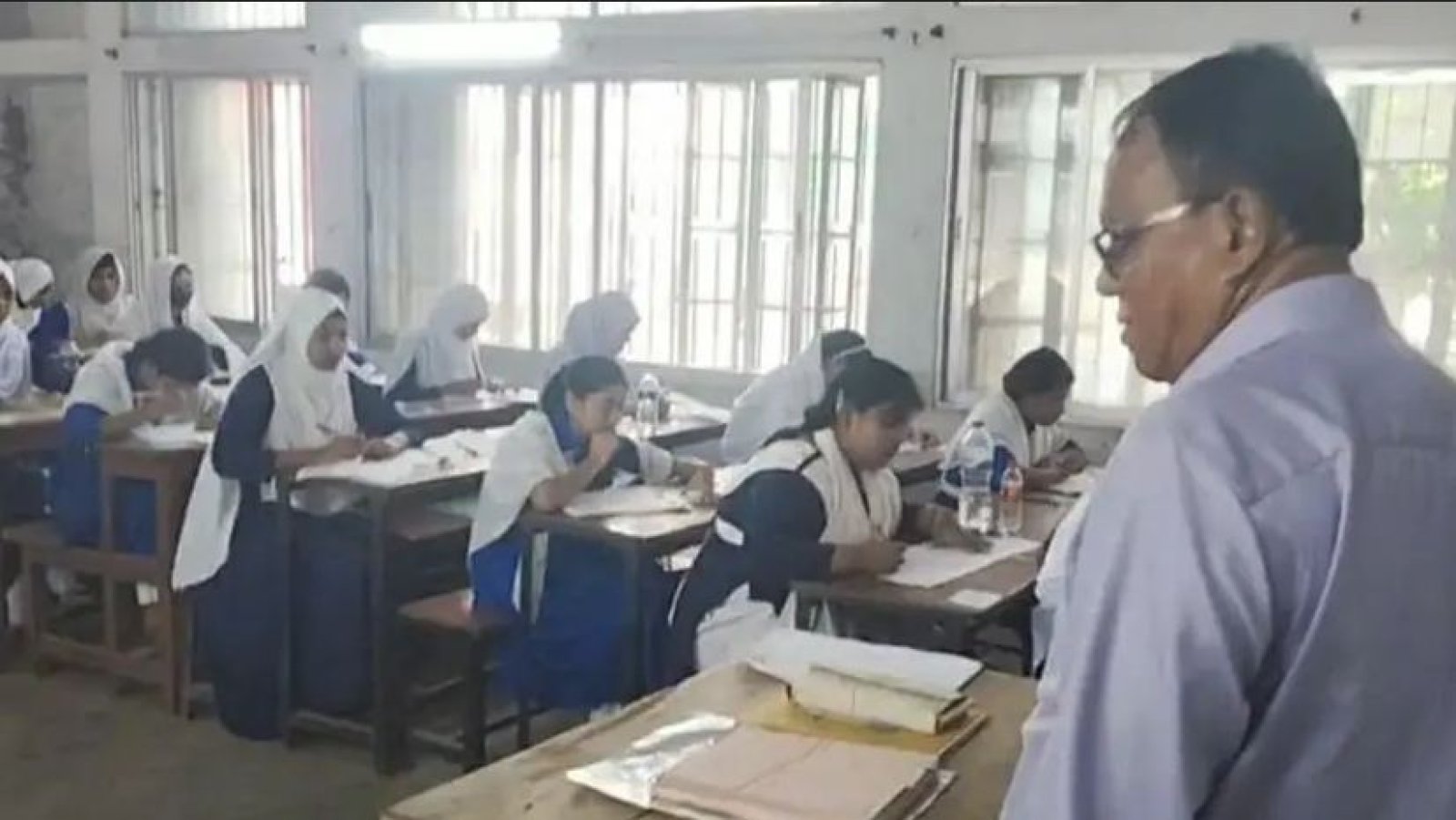 মন্ত্রীর নির্দেশ অমান্য করে পরীক্ষার হলে এমপি, করলেন ফেসবুক লাইভ