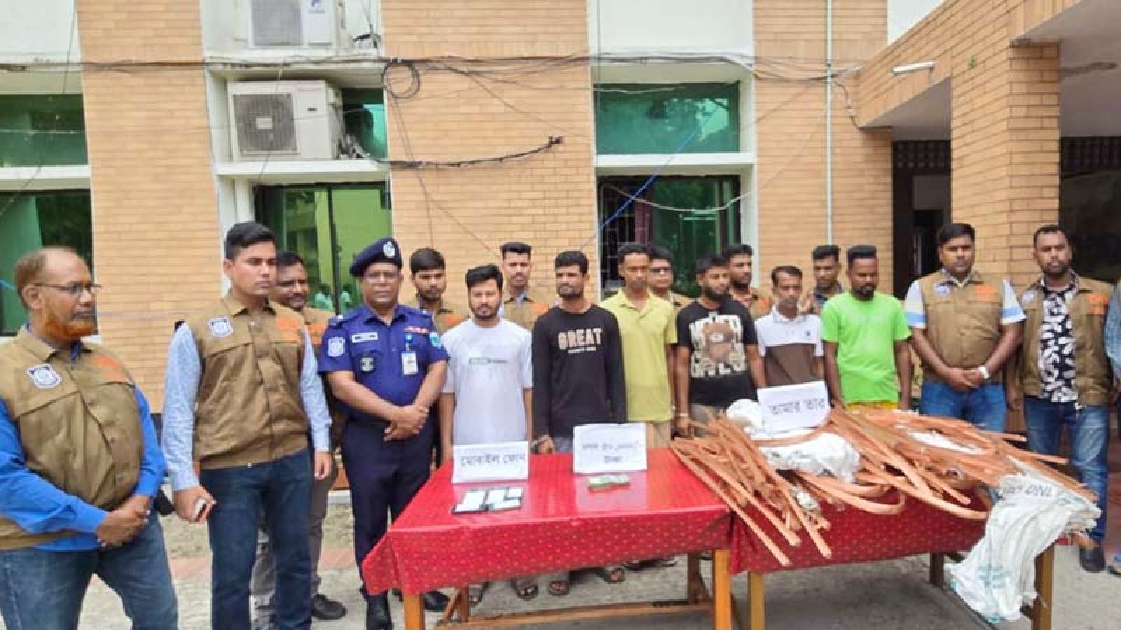 নাটোরে জুট মিলে ডাকাতির রহস্য উদঘাটন: মালামালসহ আন্তঃজেলা ডাকাত দলের ৬ সদস্য গ্রেফতার