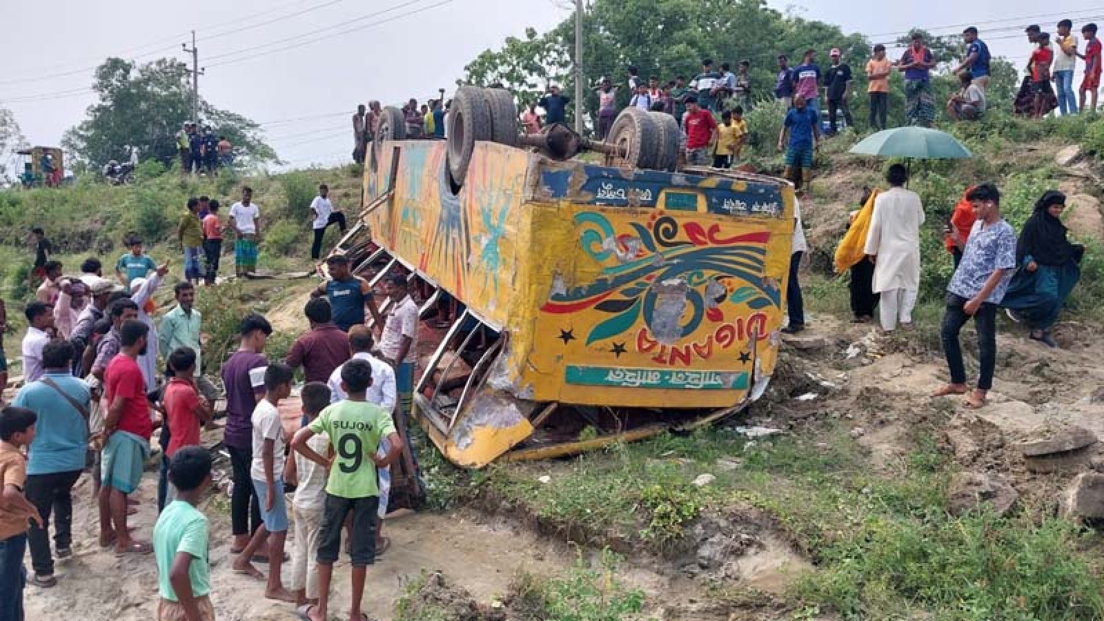 ব্রাহ্মণবাড়িয়ায় বাস খাদে পড়ে নারী ও শিশুসহ নিহত ৪