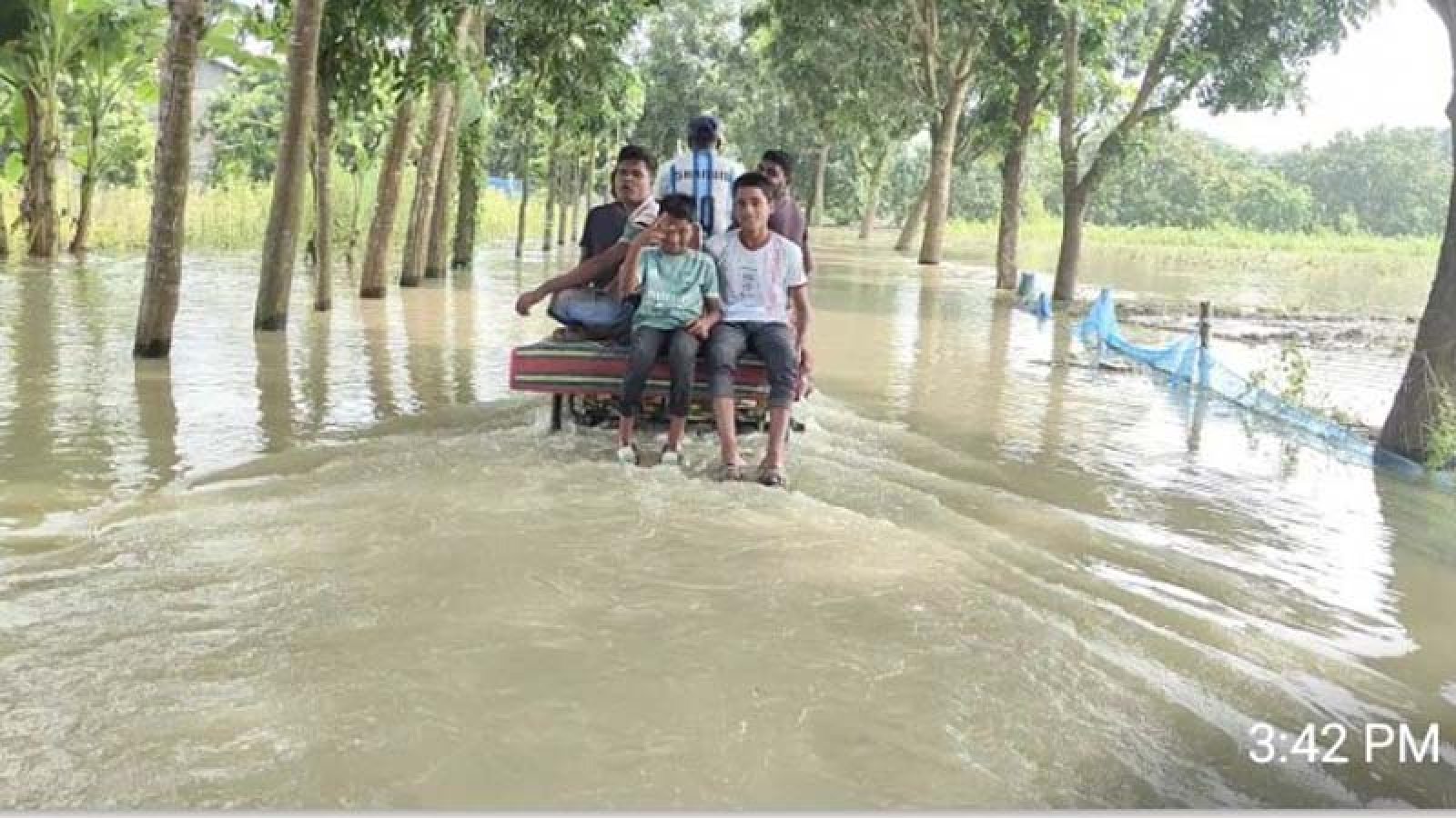 চাঁপাইনবাবগঞ্জে পদ্মার পানি কমেছে ৬ সেন্টিমিটার  নিম্নাঞ্চলের পানিতে নিমজ্জিত মানুষজনের দুর্ভোগ চরমে