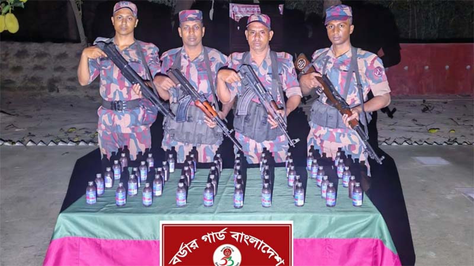 ইদ সামনে রেখে চাঁপাইনবাবগঞ্জ সীমান্তে চোরাচালান তৎপরতা বেড়েছে, ২ অভিযানে মোবাইল ও মাদক জব্দ