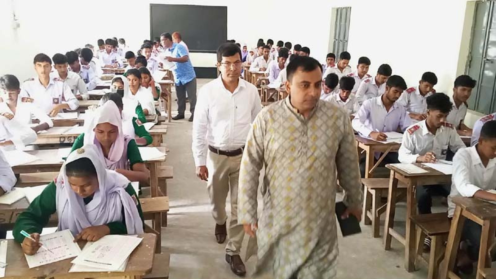 ধামইরহাটে শান্তিপূর্ণ পরিবেশে এসএসসি ও সমমানের পরীক্ষা অনুষ্ঠিত