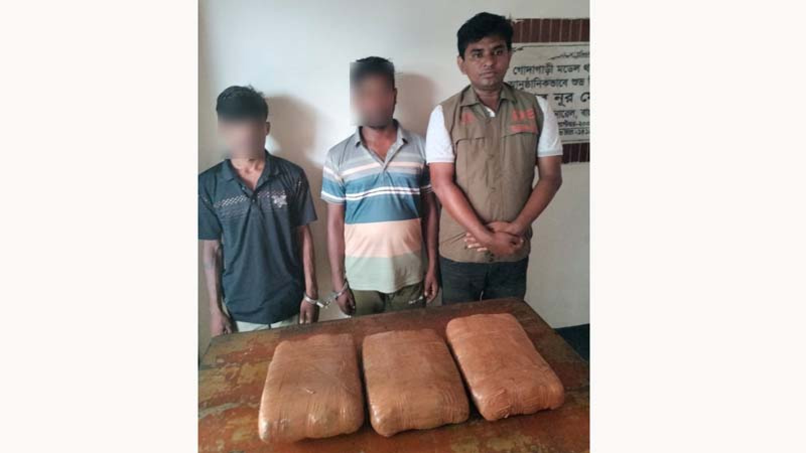 গোদাগাড়ীতে ৬ কেজি গাঁজাসহ দুই যুবক গ্রেপ্তার, মোটরসাইকেল উদ্ধার