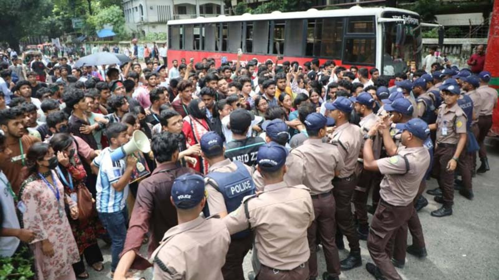 কেন ‘ফার্মের মুরগি’ স্লোগান দিচ্ছেন শিক্ষার্থীরা?
