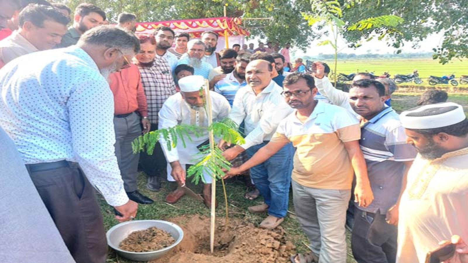 গোমস্তাপুরে বিএমডিএ’র ৫০০০ চারা রোপণ কর্মসূচির উদ্বোধন