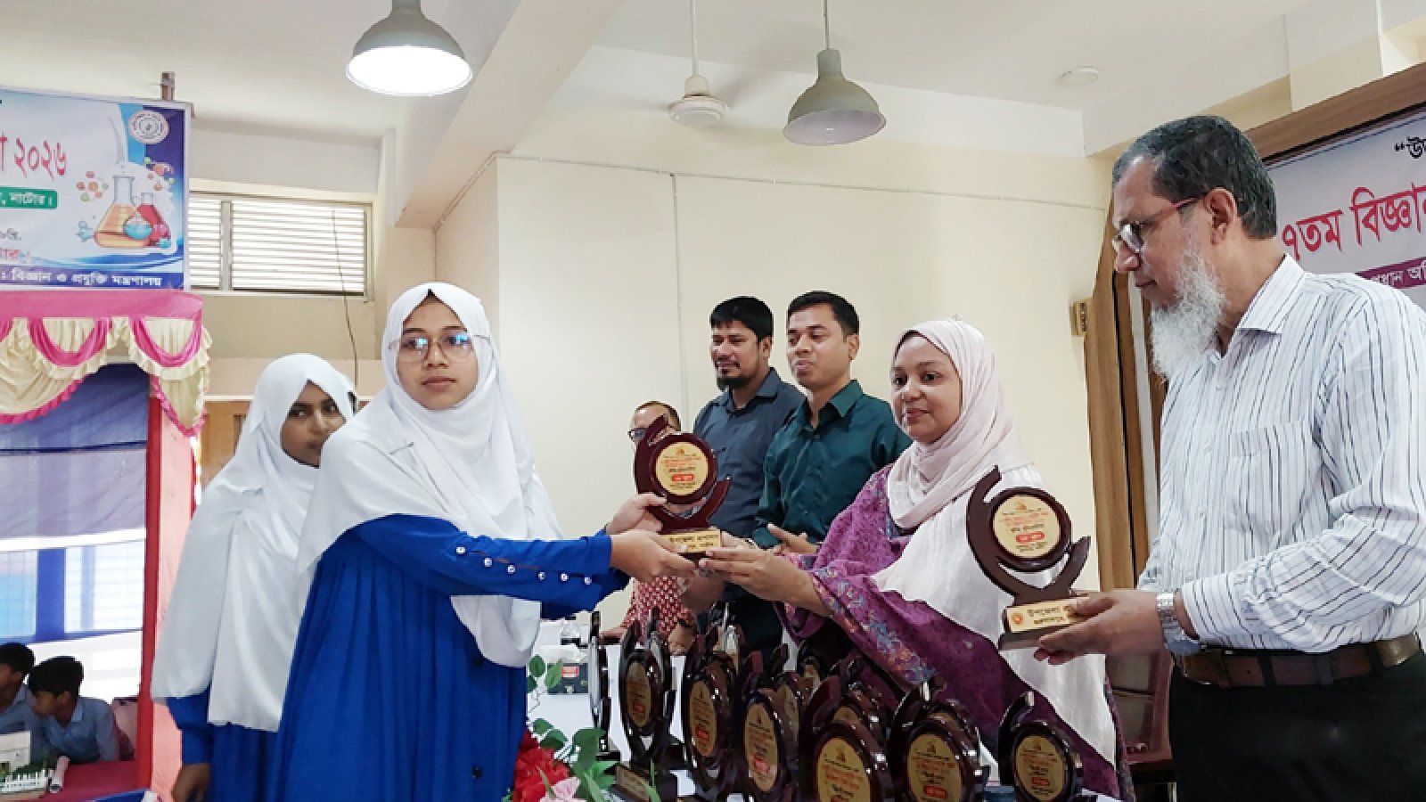 গুরুদাসপুরে বিজ্ঞান ও প্রযুক্তি মেলা অনুষ্ঠিত