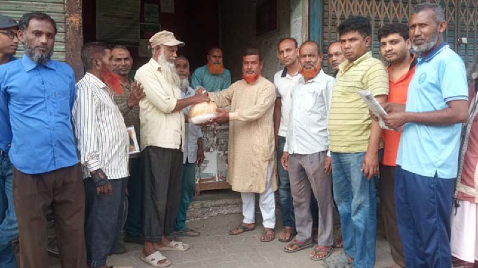 মহানগর সংবাদপত্র শ্রমিক ইউনিয়নের ইদ সামগ্রী বিতরণ