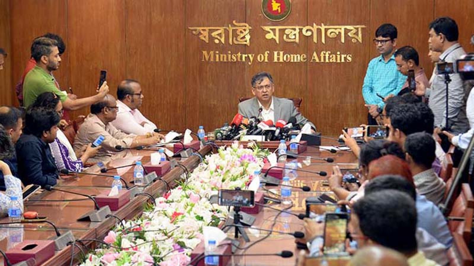শেখ হাসিনাকে আইনিভাবে ফেরত চাই: স্বরাষ্ট্রমন্ত্রী