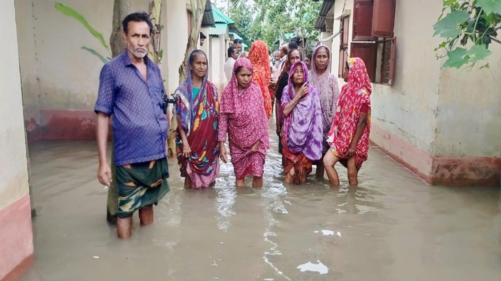 ভারী বর্ষণে মান্দার আশ্রয়ণ পল্লির ২শ পরিবার পানিবন্দি