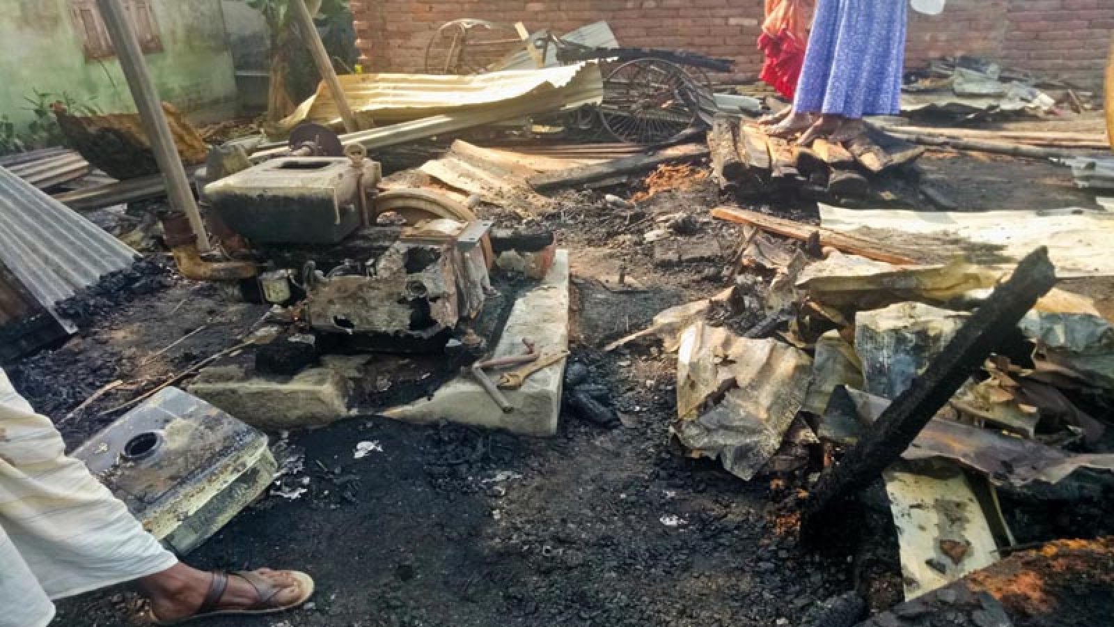 মান্দায় দুর্বৃত্তের আগুনে স’মিল পুড়ে ছাই, থানায় অভিযোগ