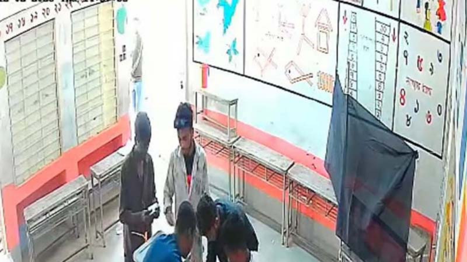 ব্যালটে সিল মেরে বাক্সে ভরেন ৫ তরুণ, ধরা পড়লো সিসি ক্যামেরায়
