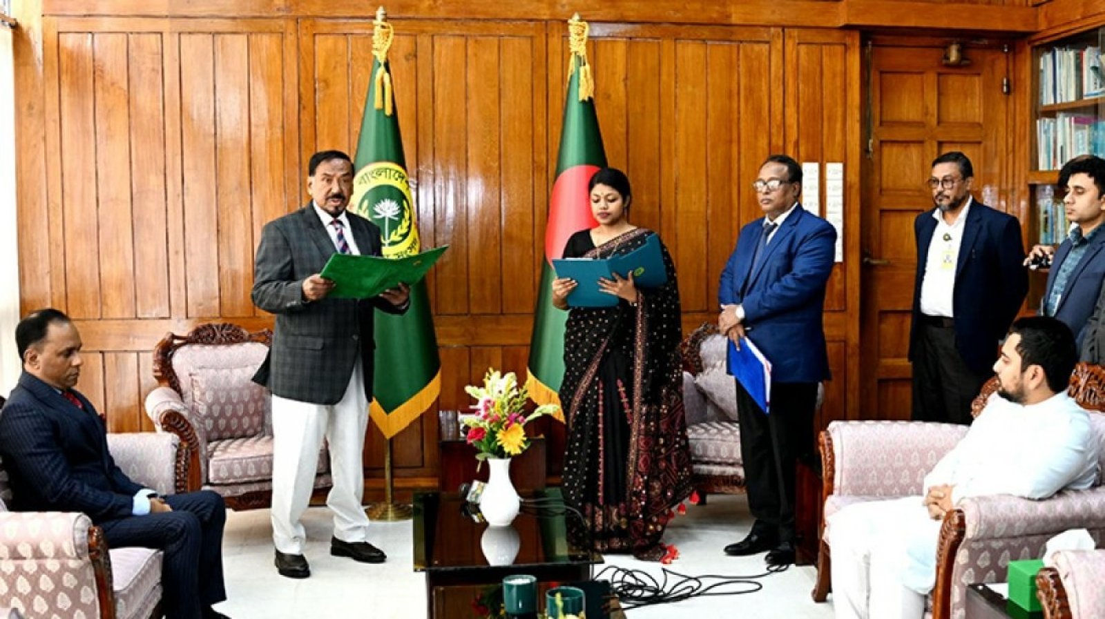 শপথ নিলেন নুসরাত তাবাসসুম
