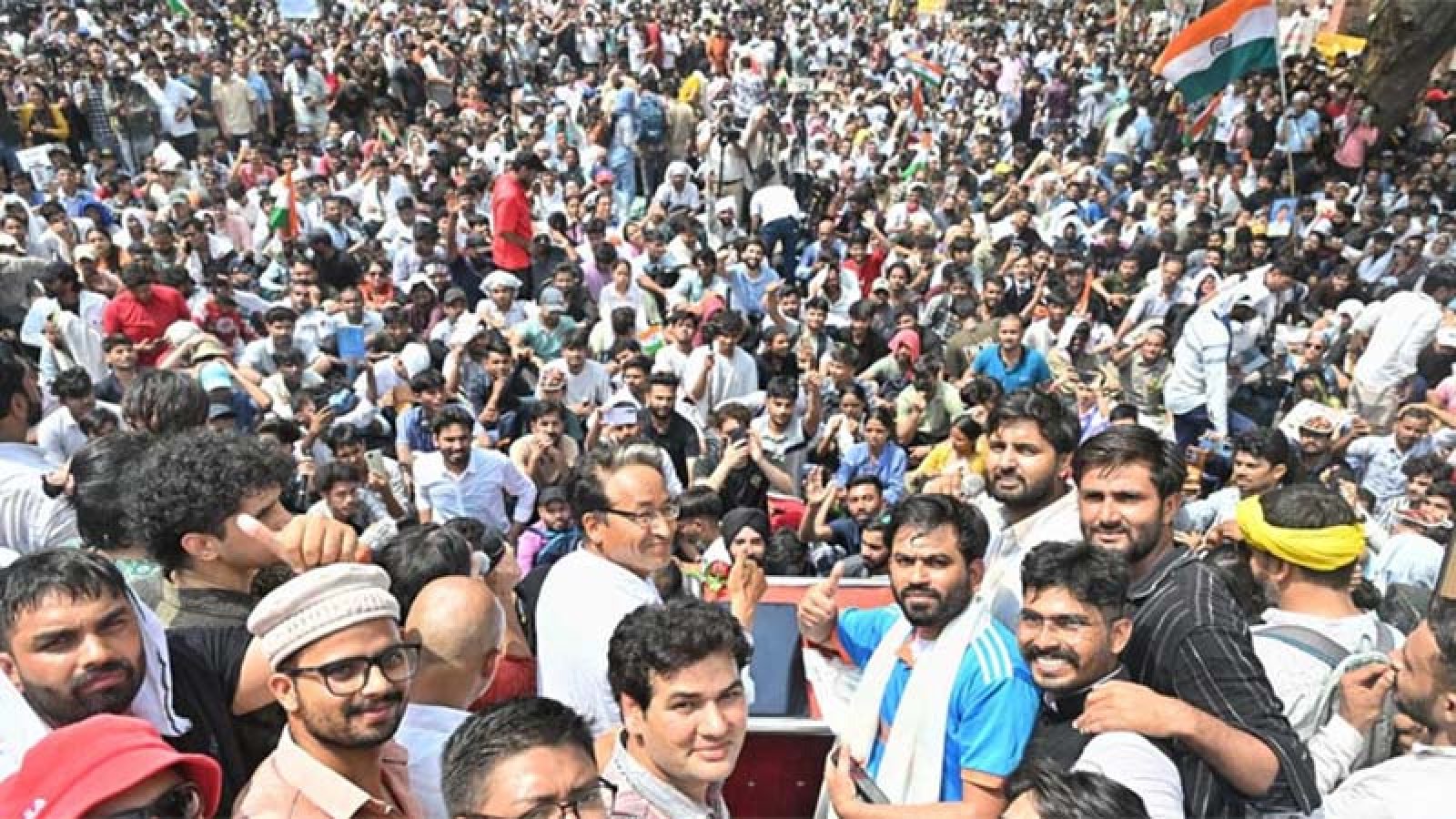 দিল্লিতে ককরোচ জনতা পার্টির বিশাল সমাবেশ, দেশে ফিরলেন প্রতিষ্ঠাতা