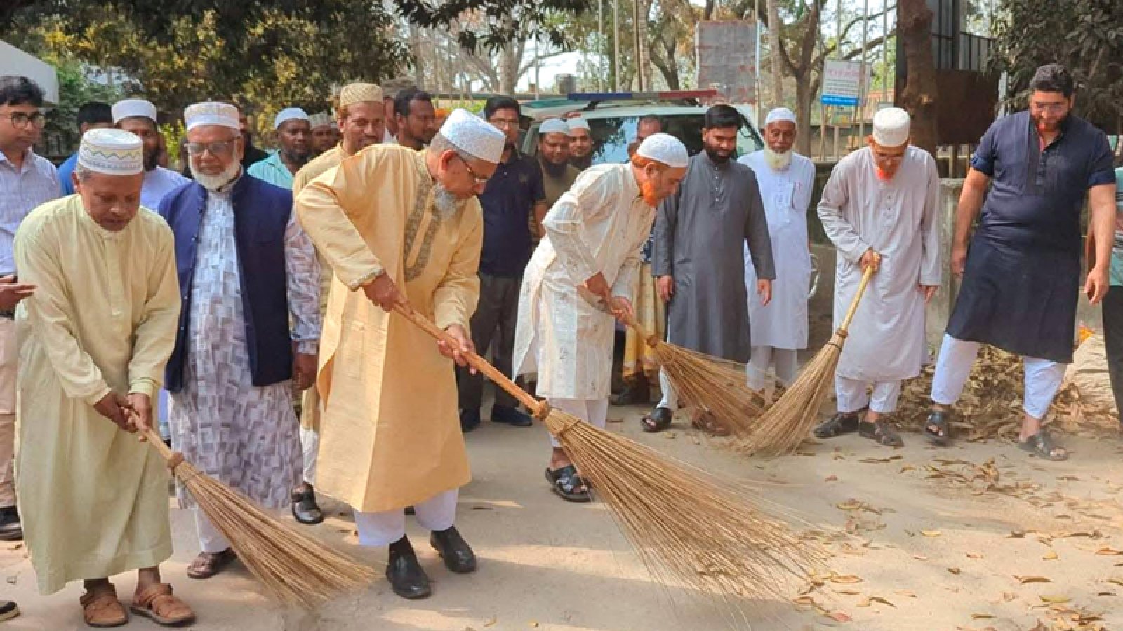হাসপাতাল চত্বর ঝাড়ু দিয়ে পরিচ্ছন্ন কার্যক্রম উদ্বোধন