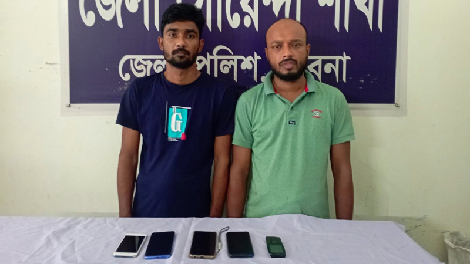পাবনায় ডিবি পরিচয়ে চাঁদাবাজির অভিযোগে প্রতারক চক্রের ২ সদস্য আটক