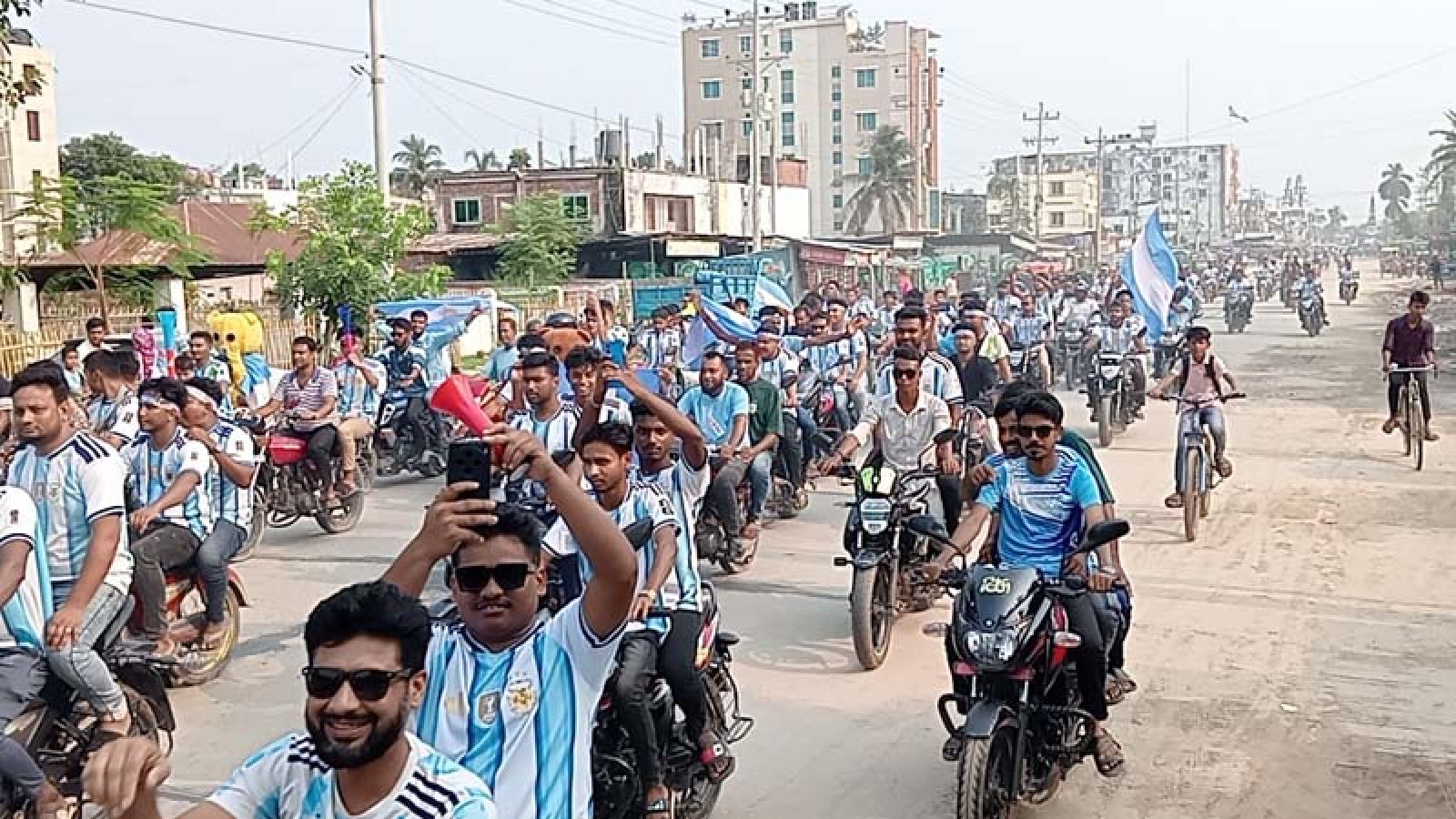 পত্নীতলায় আর্জেন্টিনা সমর্থকদের বর্ণাঢ্য শোভাযাত্রা