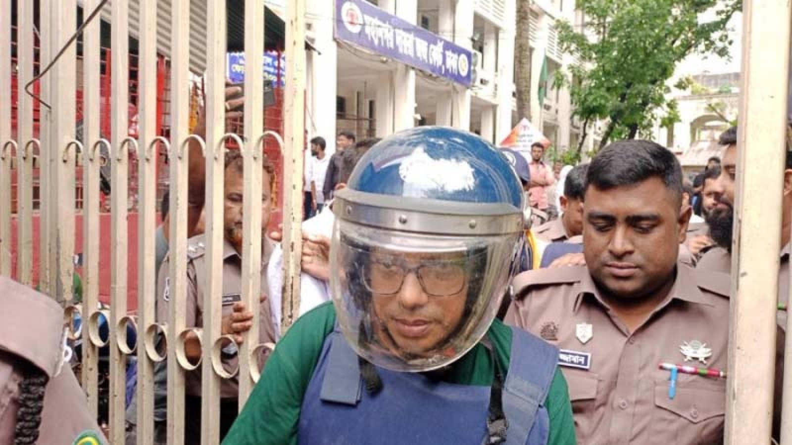 প্রিজন ভ্যান দুর্ঘটনা: পলকের ঘাড়ে দুটি, কোমরে তিনটি হাড় সরে গেছে