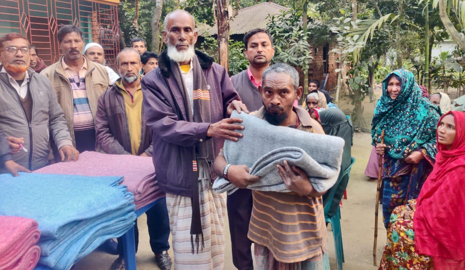 কোরিয়ান প্রবাসী রাজিবের উদ্যোগে পুঠিয়ায় শীতবস্ত্র বিতরণ
