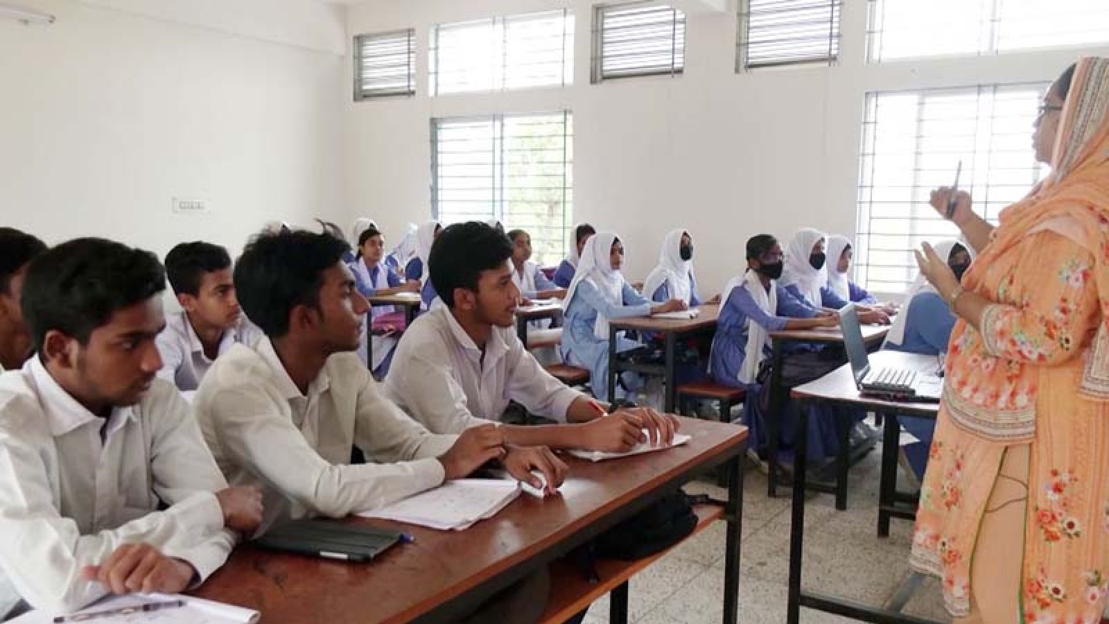 শিক্ষাপ্রতিষ্ঠানে ১৬ থেকে ২৩ দিনের টানা ছুটি আসছে
