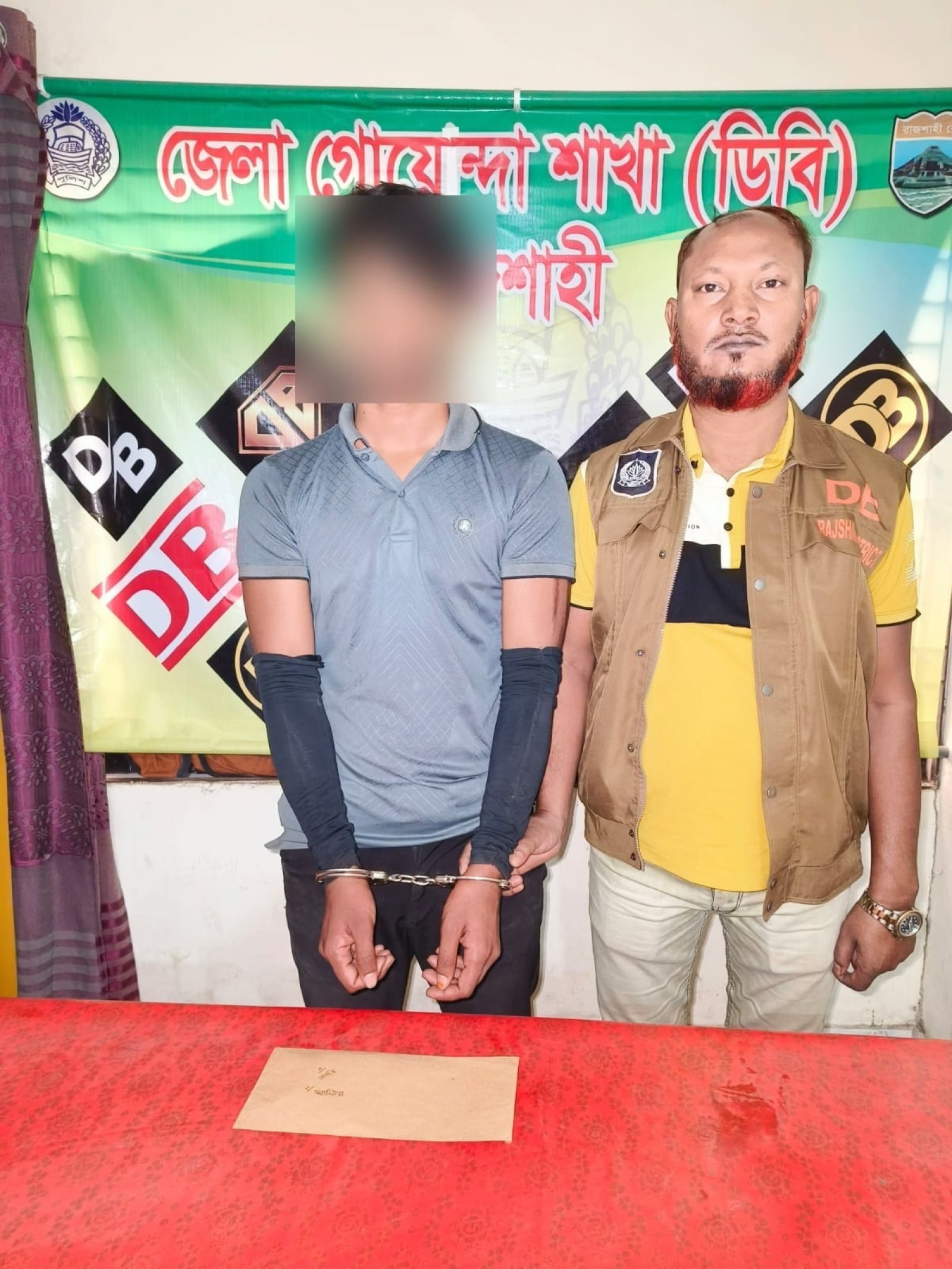 গোদাগাড়ীতে ডিবি পুলিশের অভিযানে হেরোইনসহ যুবক গ্রেপ্তার