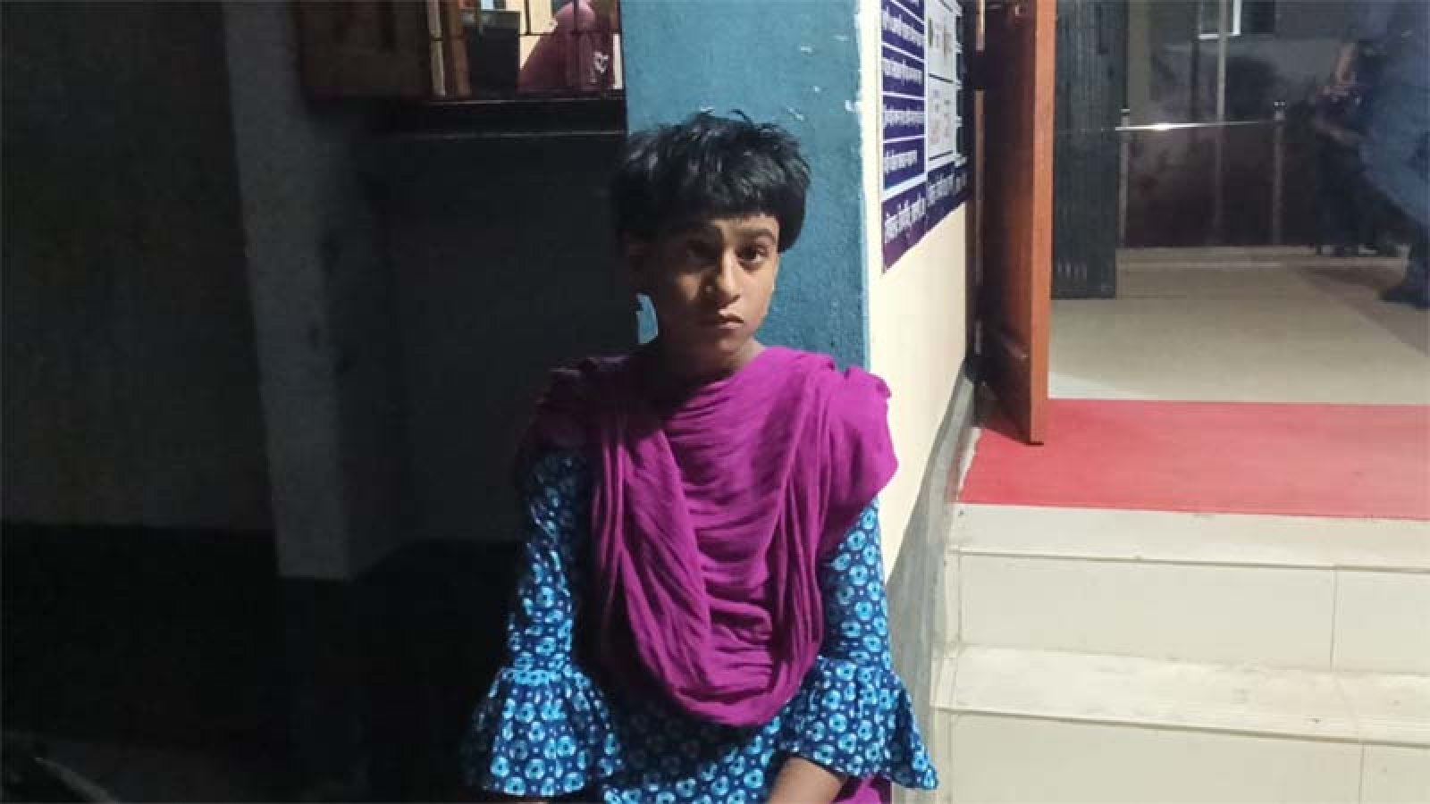 গভীর রাতে অসহায় কিশোরীকে ঘিরে মানবিকতার দৃষ্টান্ত, তবে...