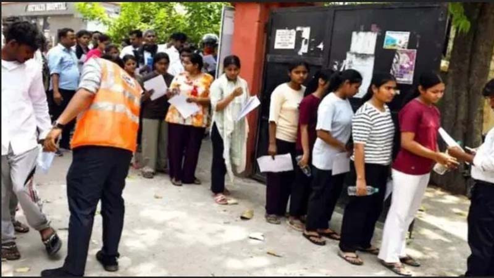 ভারতে মেডিকেল ভর্তি পরীক্ষার প্রশ্ন ফাঁস: শিক্ষকসহ গ্রেফতার ৯