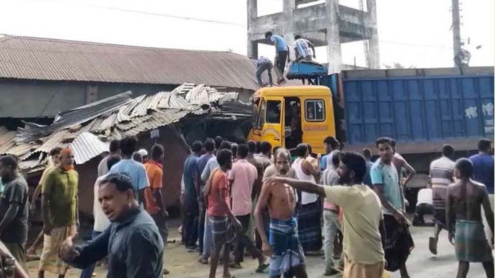 অটোরিকশাকে ধাক্কা দিয়ে ট্রাক দোকানে, নিহত ৩