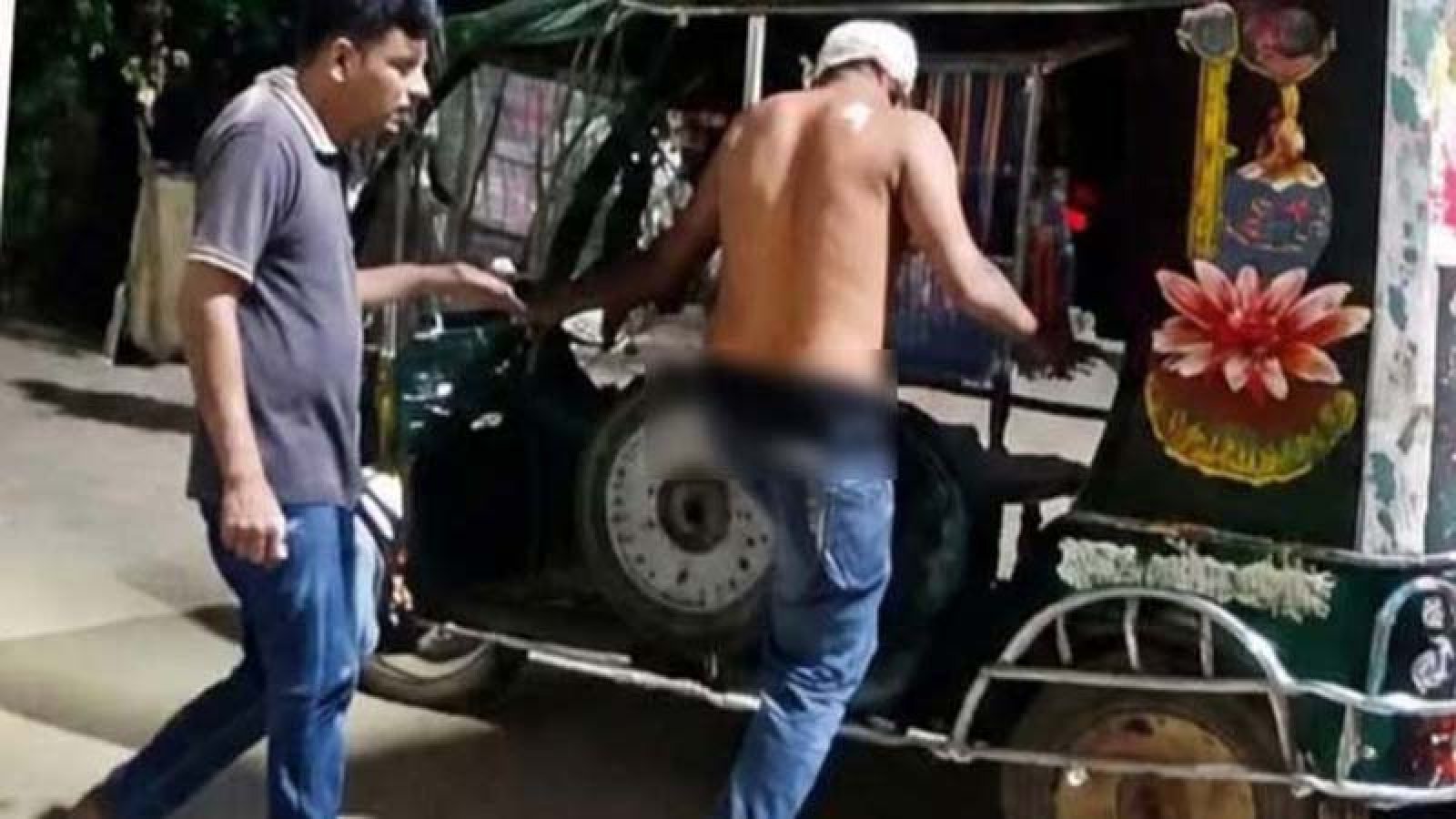 পাথর ছুড়ে পুলিশকে হামলা, হাতকড়াসহ আসামি ছিনতাই