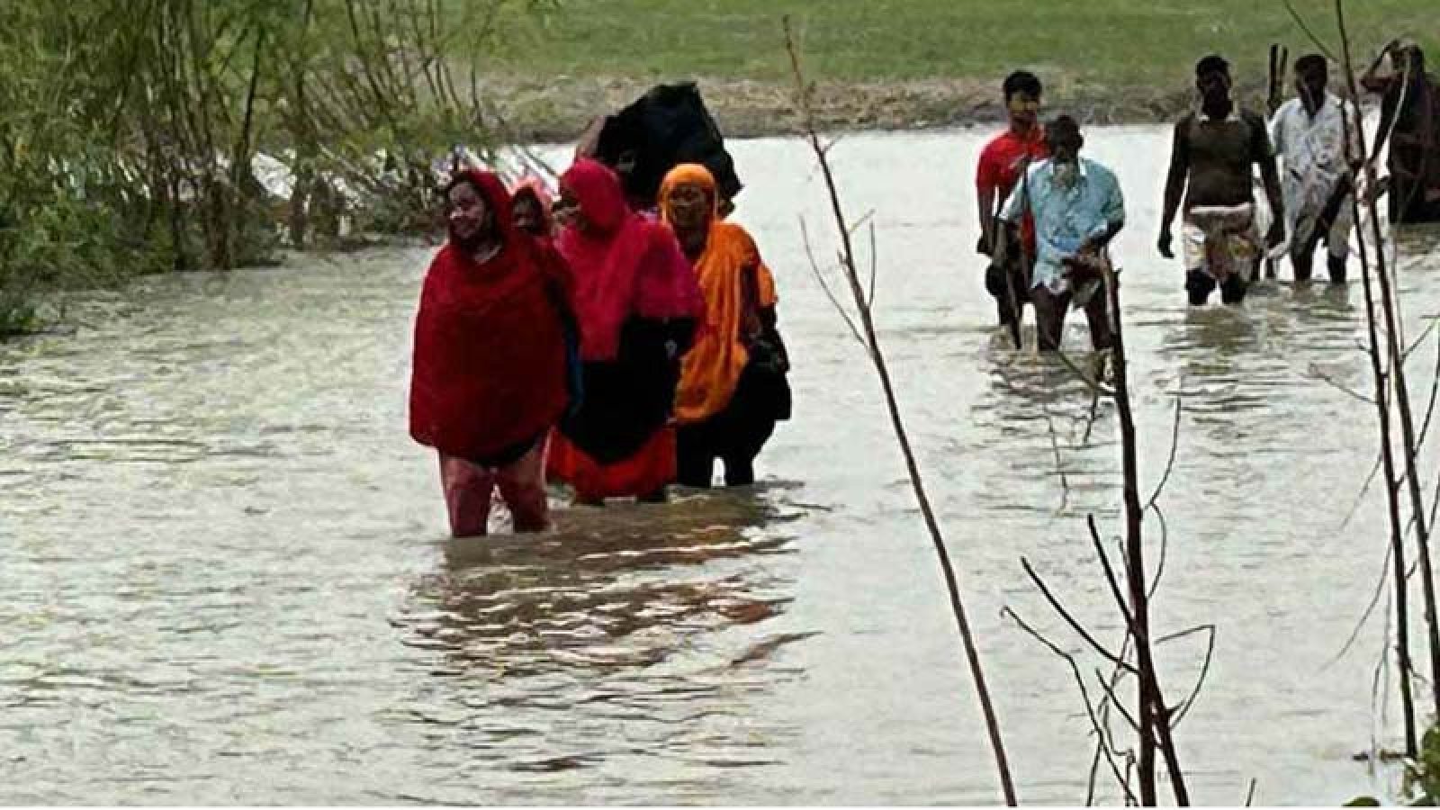 বাঘায় পদ্মার চরের বাড়ির উঠান দিয়ে প্রবাহিত হচ্ছে পানি