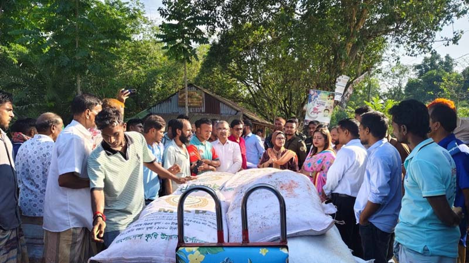 দুর্গাপুরে পাচারের সময় ২০ বস্তা সার জব্দ, ভ্যানচালককে জরিমানা