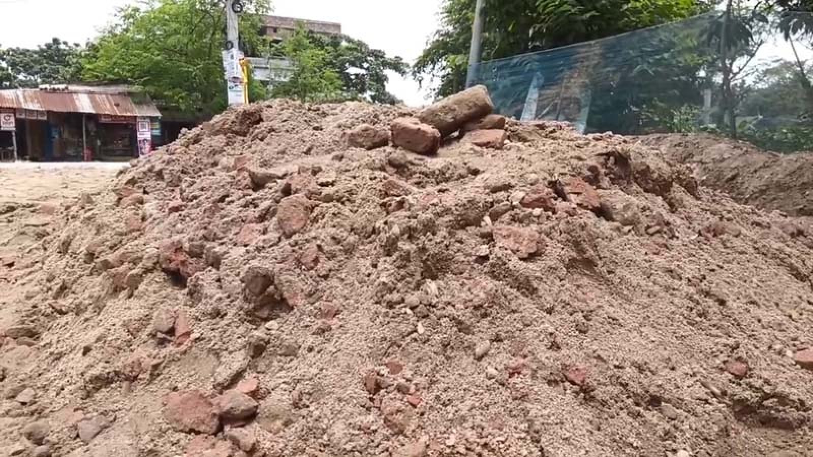 গোদাগাড়ী পৌরসভার সড়ক নির্মাণে ‘অনিয়ম’, ক্ষুব্ধ স্থানীয়দের বাধা