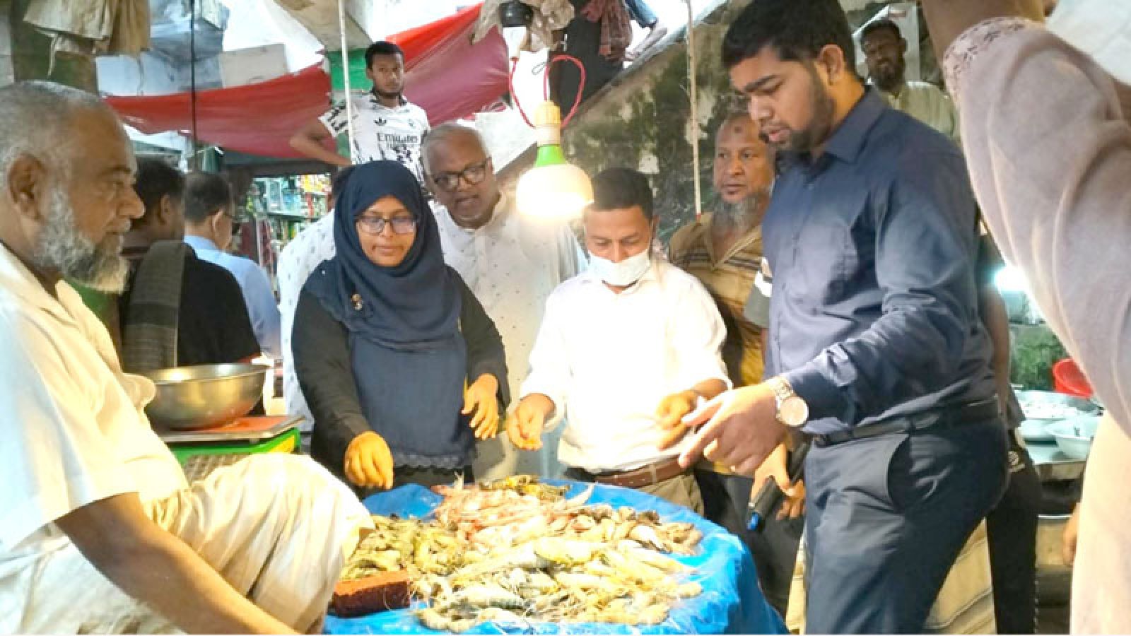 ঈশ্বরদীতে জেলিযুক্ত চিংড়ি বিক্রির দায়ে ব্যবসায়ীকে জরিমানা