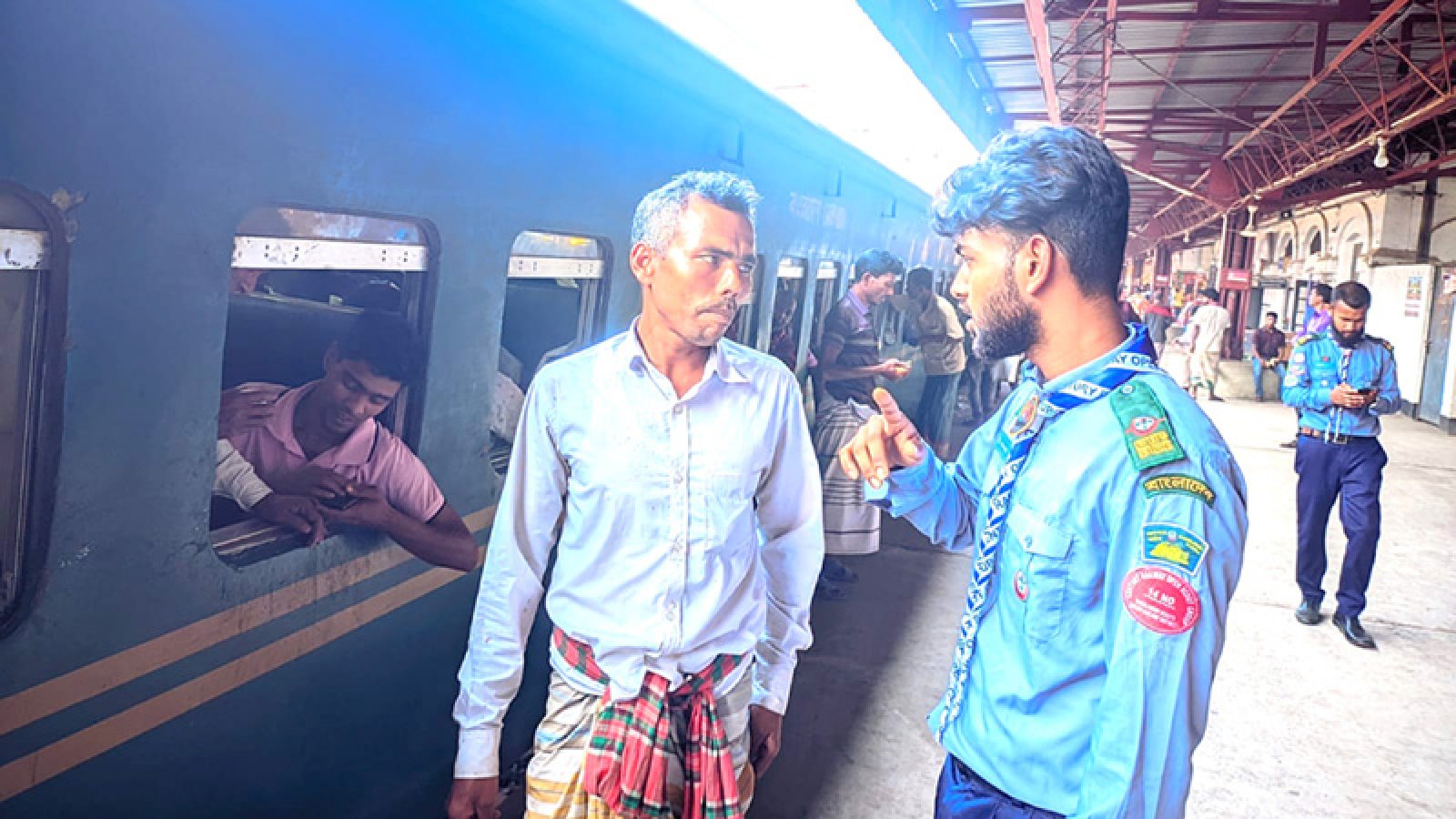 ইদ ফিরতি ট্রেনযাত্রীদের দুর্ভোগ লাঘবে স্বেচ্ছাশ্রম ঈশ্বরদীর স্কাউট সদস্যদের