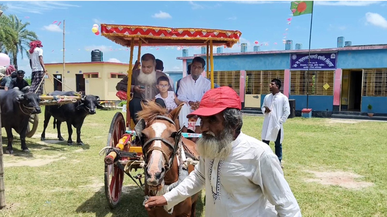 লালপুরে ঘোড়ার গাড়িতে রাজকীয় বিদায় শিক্ষক সিরাজ উদ্দিনের