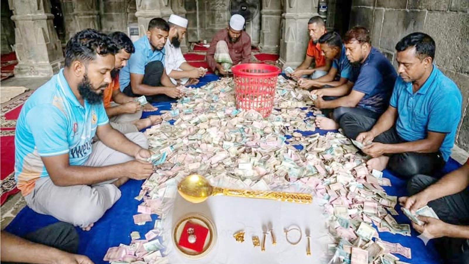 কুসুম্বা শাহী মসজিদের দানবাক্সে পাওয়া গেল পৌনে ১৩ লাখ টাকা