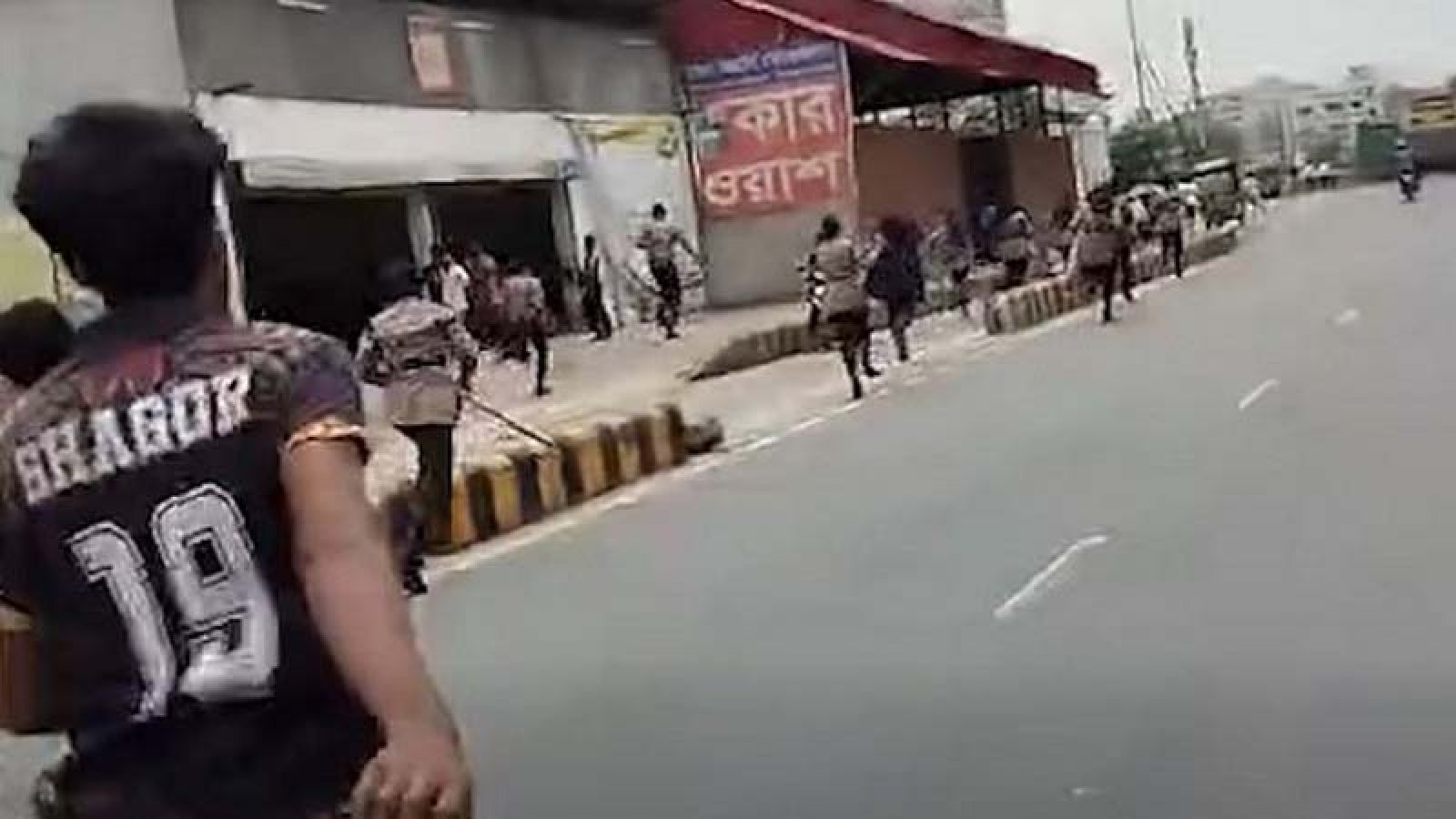 মিরপুরে উচ্ছেদ অভিযানে গিয়ে হামলার শিকার পুলিশ