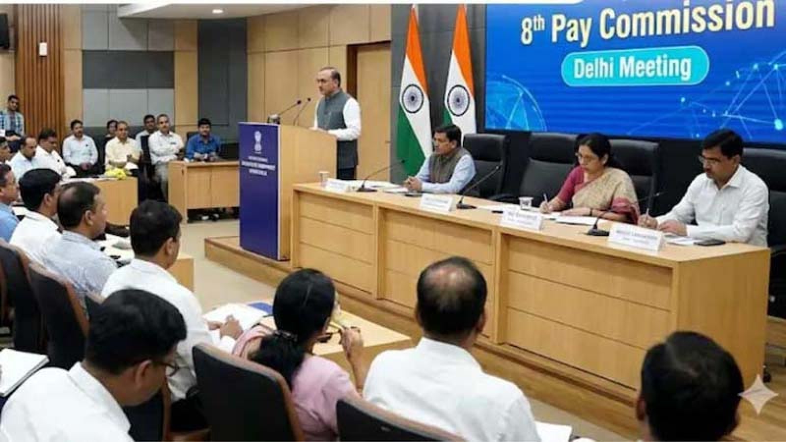 সরকারি কর্মীদের বেতন ৪০০ শতাংশ বাড়ানোর প্রস্তাব