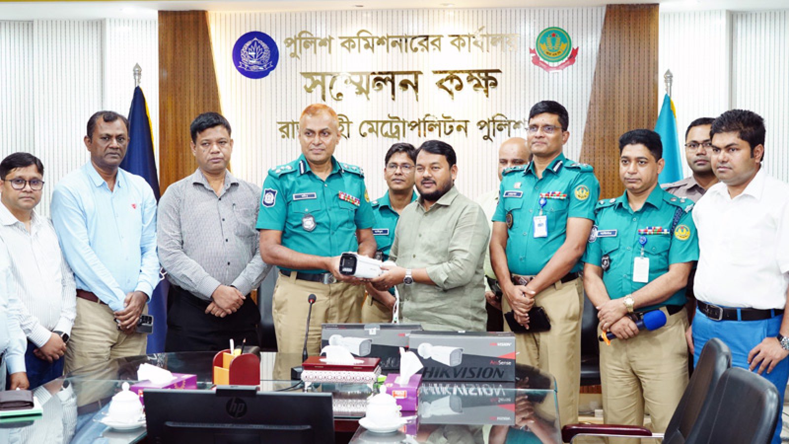আরএমপিকে ১৫৫ সিসি ক্যামেরা হস্তান্তর করলেন রাসিক প্রশাসক