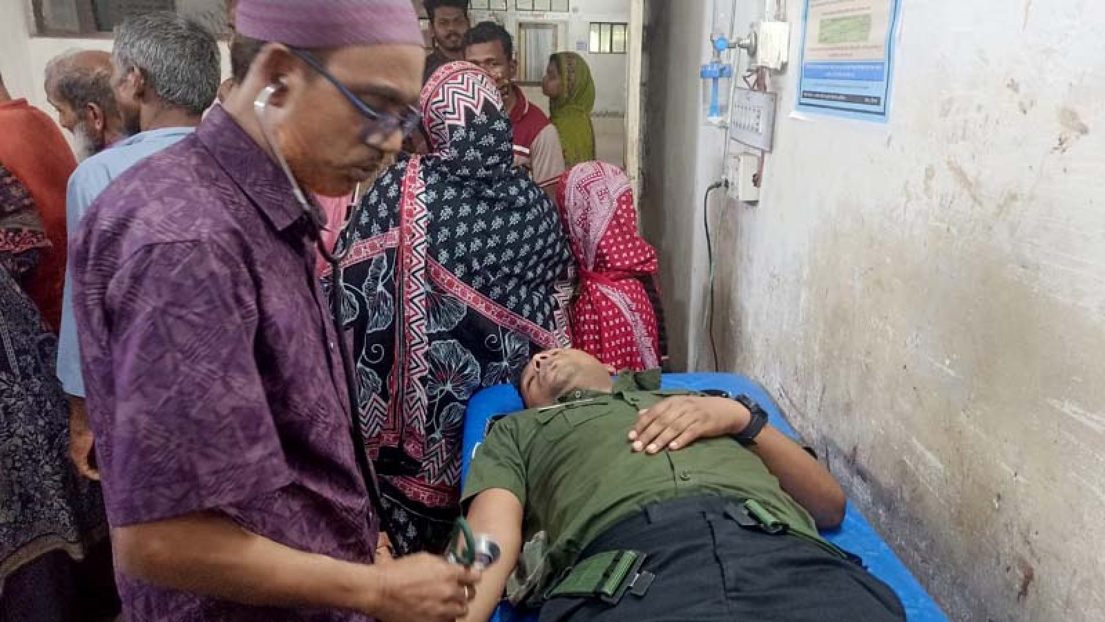 তেলপাম্পে মিছিল নিয়ে এসে ইউএনওর ওপর হামলা, অস্ত্র কেড়ে নেওয়ার চেষ্টা