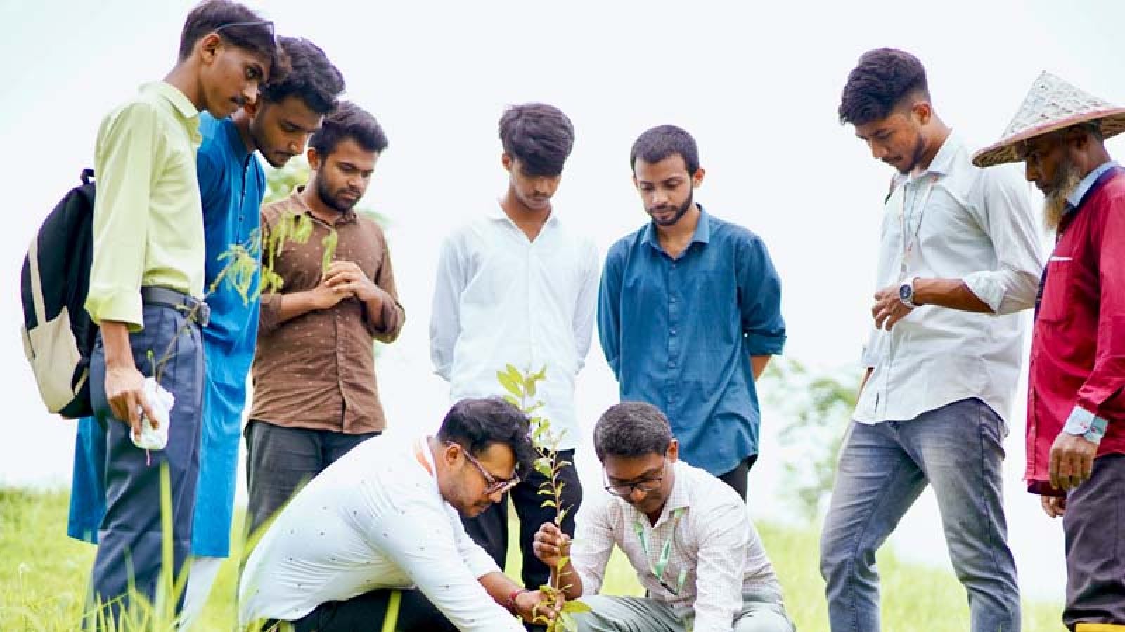 বরেন্দ্র বিশ্ববিদ্যালয়ে প্লাস্টিকের বিনিময়ে গাছের চারা বিতরণ