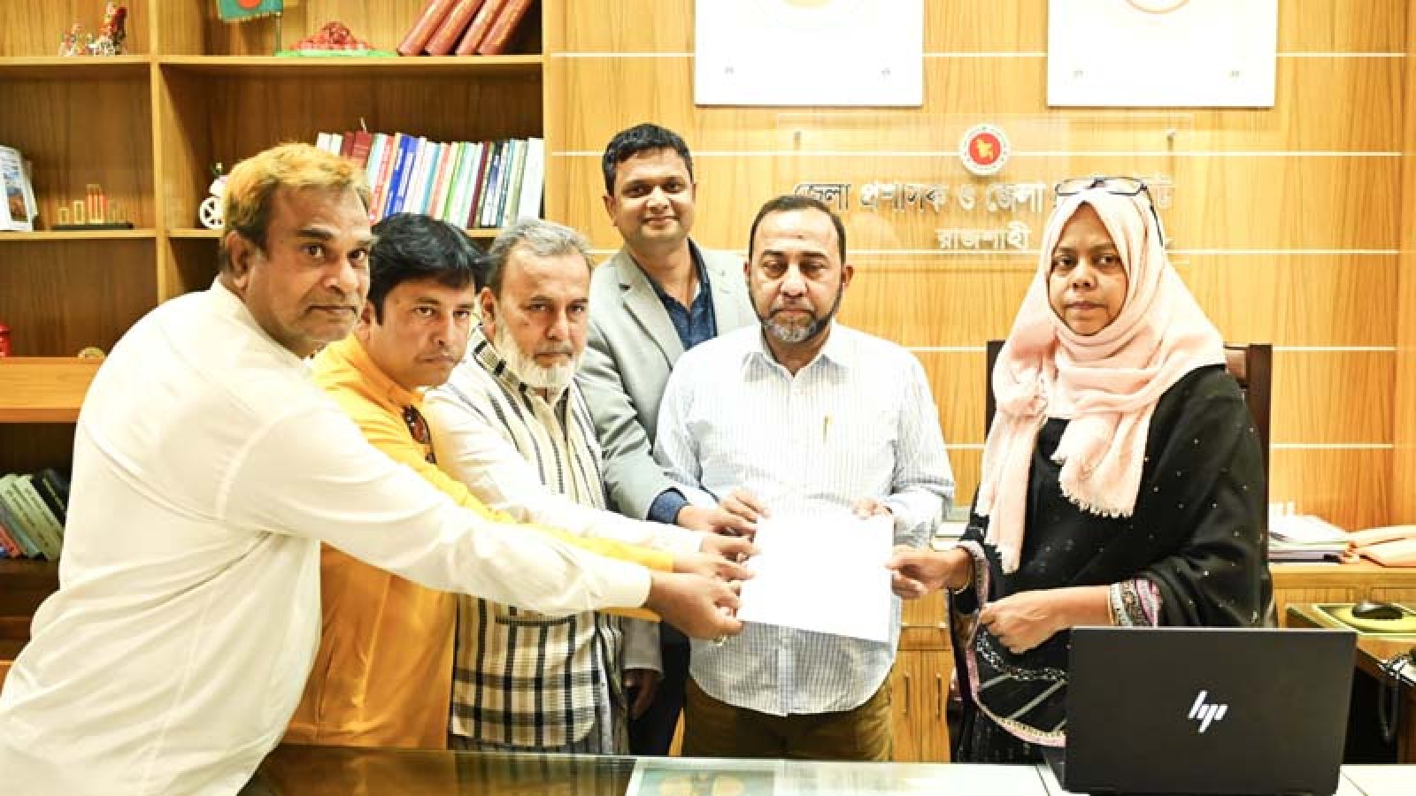 বাজার তদারকিতে ম্যাজিস্ট্রেটকে হুমকি : জড়িতদের গ্রেপ্তারের দাবিতে ক্যাব রাজশাহীর স্মারকলিপি প্রদান
