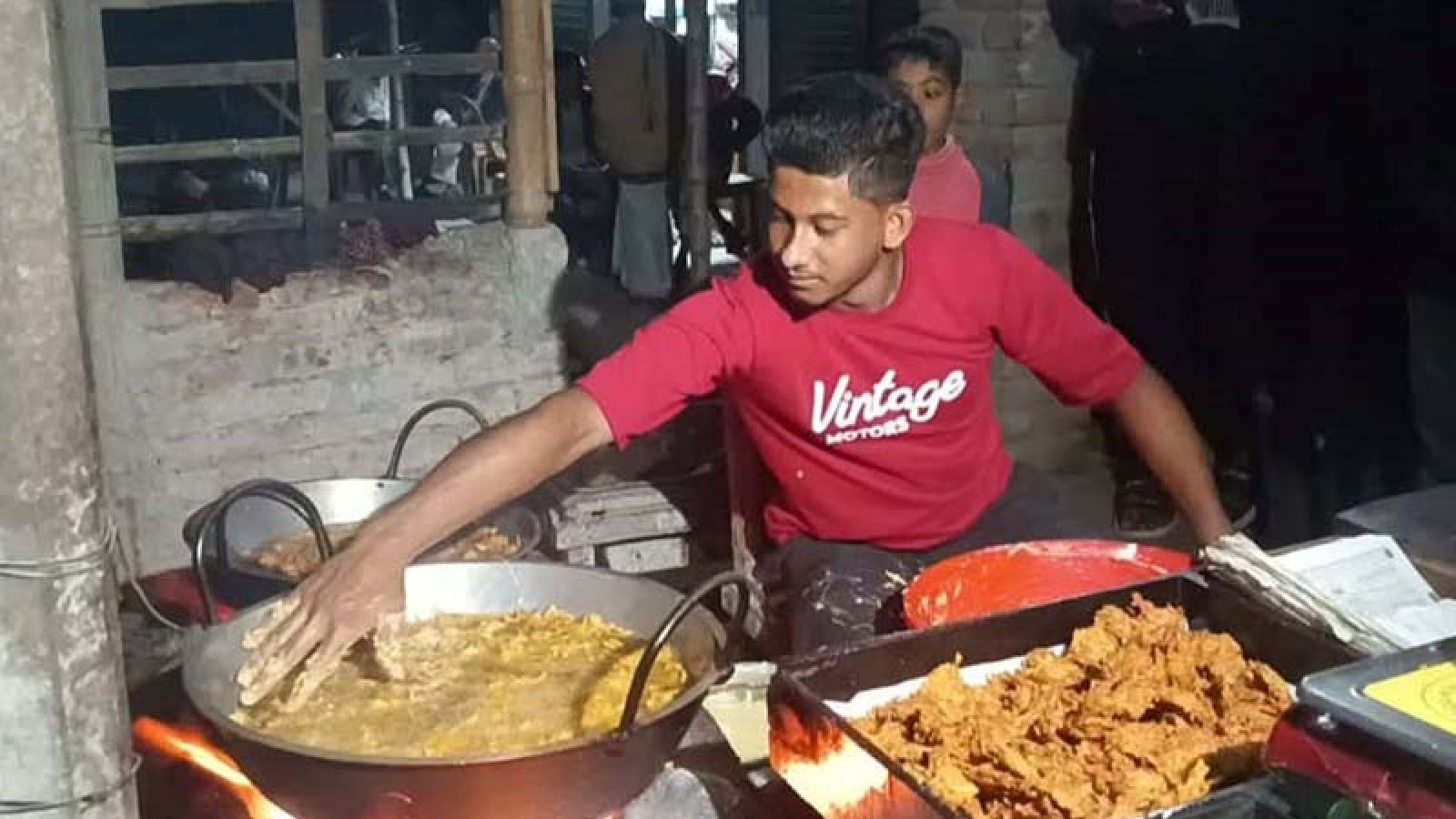ফুটন্ত তেলে হাত দিয়ে পেঁয়াজু ভাজেন জব্বর