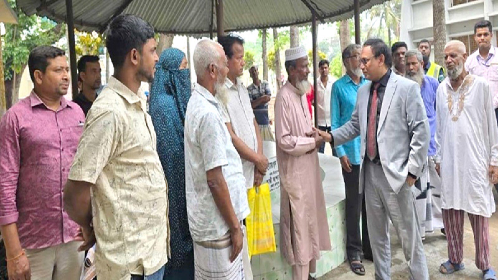 রাজশাহী বিভাগীয় কমিশনারের ঈশ্বরদী উপজেলা ভূমি অফিসে আকষ্মিক পরিদর্শন